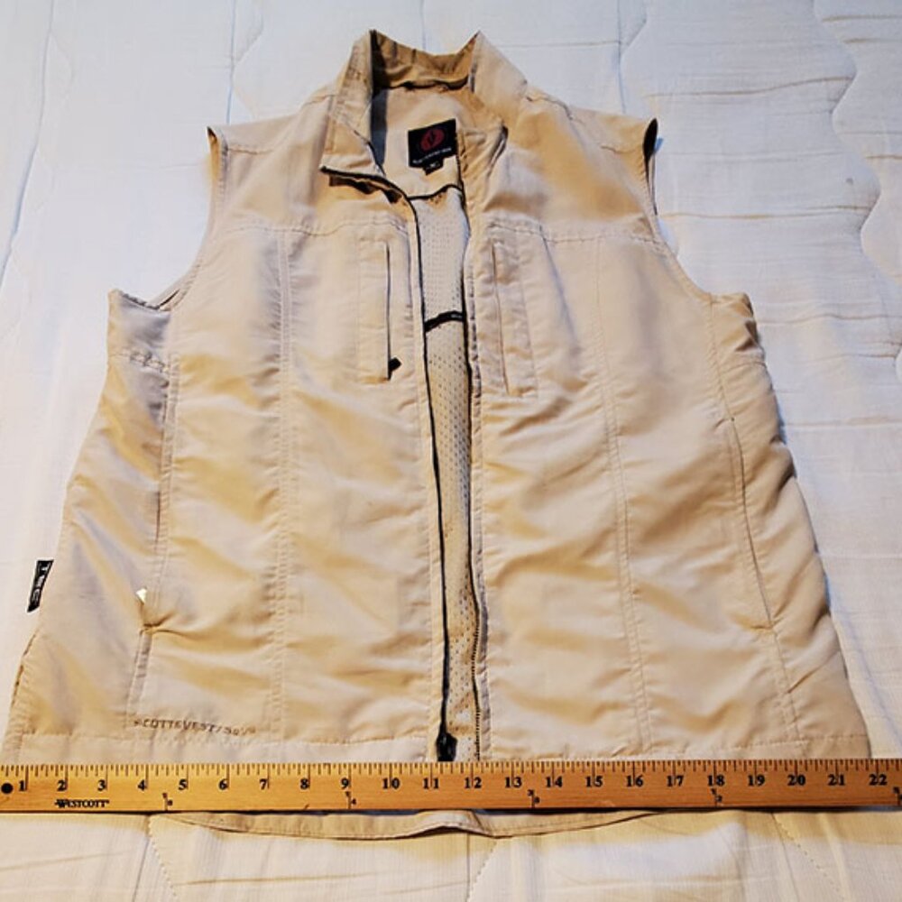 Men's Scott eVest travel vest in light khaki size M